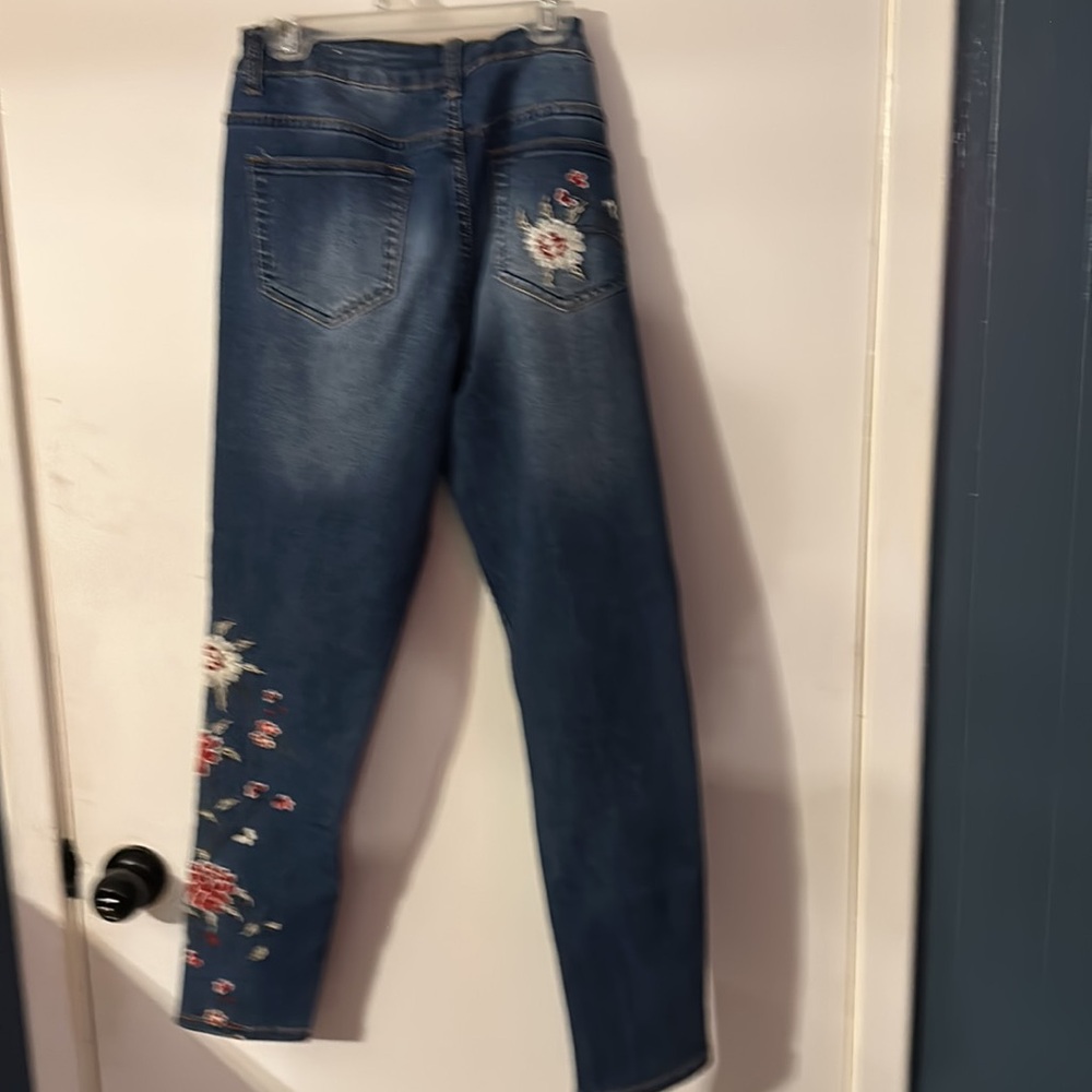 EUC Sandpiper jeans with flower embroidery details. Size 6. Light stretch - Picture 4 of 10